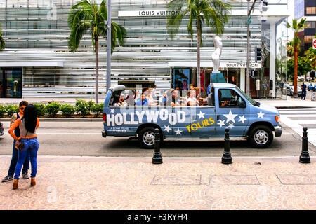 Hollywood Tours Fahrzeug begleitet Touristen auf einer geführten Tour von wo die reichen und berühmten Leben und Shoppen in Beverly Hills Kalifornien Stockfoto