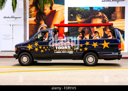 Hollywood Tours Fahrzeug begleitet Touristen auf einer geführten Tour von wo die reichen und berühmten Leben und Shoppen in Beverly Hills Kalifornien Stockfoto