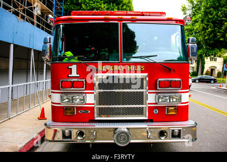 Beverly Hills Feuerwehr LKW Nummer 1 nimmt einen Anruf heraus in die Vororte der Stadt Stockfoto