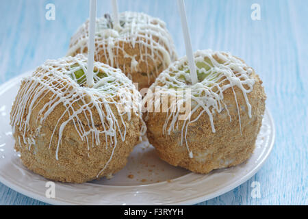 Caramel Apple mit weißer Schokolade überzogen Stockfoto