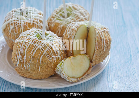 Caramel Apple mit weißer Schokolade überzogen Stockfoto