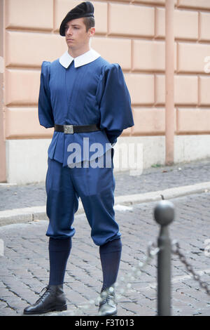 Ein Schweizer Gardist in regelmäßigen Standarduniform im Dienst in der Vatikanstadt. Stockfoto