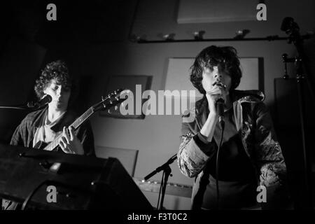 Foxygen @ russischen Tonstudio. Bloomington, Zoll 7. Dezember 2012 aus Wikipedia: "Foxygen ist eine US-amerikanische Indie-Rock-Duo ursprünglich gegründet in Westlake Village, Kalifornien 2005 von Jonathan Rado und Sam France,"High-School-Kids ist besessen von Brian Jonestown Massacre"." Stockfoto