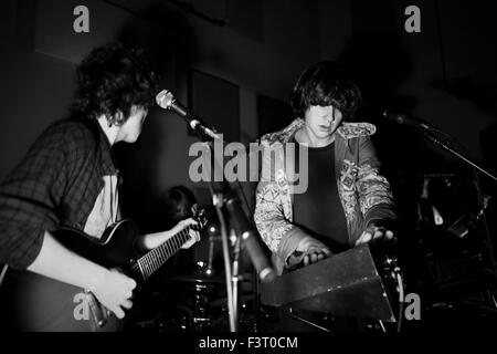 Foxygen @ russischen Tonstudio. Bloomington, Zoll 7. Dezember 2012 aus Wikipedia: "Foxygen ist eine US-amerikanische Indie-Rock-Duo ursprünglich gegründet in Westlake Village, Kalifornien 2005 von Jonathan Rado und Sam France,"High-School-Kids ist besessen von Brian Jonestown Massacre"." Stockfoto