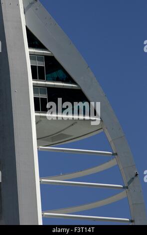 AJAXNETPHOTO. 4. JUNI 2015. PORTSMOUTH, ENGLAND.  -TOP ANZEIGEN DECKS DES MILLENIUM SPINNAKER TOWER MIT BLICK AUF DEN HAFEN UND DEN SOLENT. FOTO: JONATHAN EASTLAND/AJAX REF: D150406 5275 Stockfoto