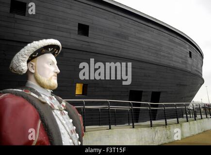 AJAXNETPHOTO.  PORTSMOUTH, ENGLAND - MARY ROSE - MUSEUM IN DER HISTORISCHEN SCHIFFSWERFT GEHÄUSE DIE ÜBERRESTE VON HENRY VIII TUDOR KRIEGSSCHIFF AUS DEM SOLENT. FOTO: JONATHAN EASTLAND/AJAX GEBORGEN.  REF: D140412 4769 Stockfoto