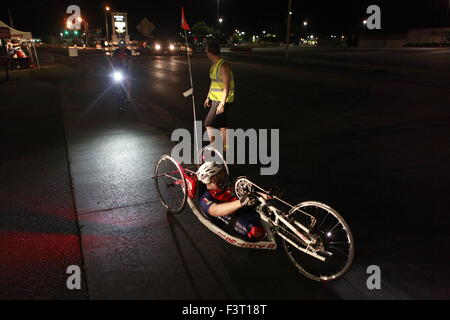 Steven Richardson, Team Battle Back, bereitet sich auf Fahrten von Checkpoint 39 während das Race Across America-Ultrmarathon-Radrennen. Das Rennen begann am 12. Juni in Oceanside, Kalifornien und endet in Annapolis, MD. Schlacht zurück ist ein Team von Verwundeten Krieger aus dem britischen Militär. David Barrow hilft zu erleichtern. Stockfoto