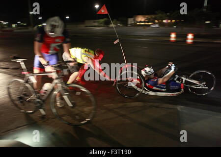 David Barrow hilft Steven Richardson, der Team Kampf zurück, eine Fahrt von Checkpoint 39 beim Race Across America Ultrmarathon Fahrrad Rennen beginnen. Das Rennen begann am 12. Juni in Oceanside, Kalifornien und endet in Annapolis, MD. Schlacht zurück ist ein Team von Verwundeten Krieger aus dem britischen Militär. Stockfoto