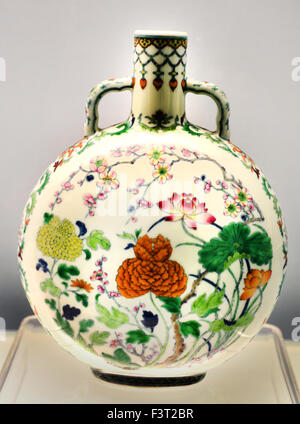 Moonflask mit Blumenmuster in Douca Jingdezhen Ware 1723-1735 AD Yongzheng Herrschaft (Qing-Dynastie) Shanghai Museum alter chinesischer Kunst China Stockfoto