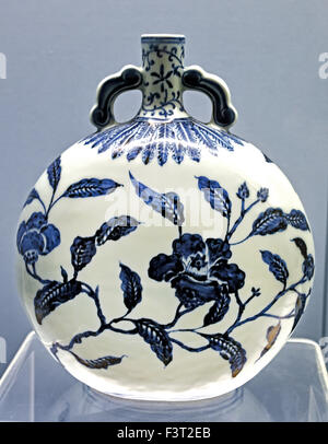 Flächenhaft Topf mit Unterglasur blaue Design der Kamelie Sprays Jingdezhen Ware Xuande Herrschaft 1426 - 1435 AD Ming Dynastie Shanghai Museum alter chinesischer Kunst China Stockfoto