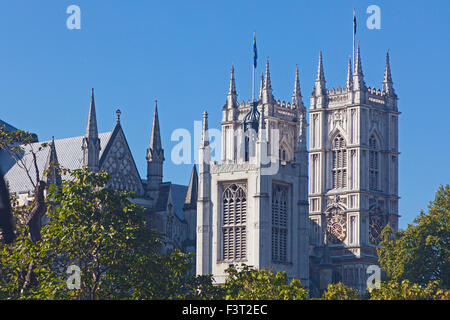 London, Westminster ein Blick auf Westminster Abbey mit dem Turm der Kirche von St. Margarets Westminster im Vordergrund Stockfoto