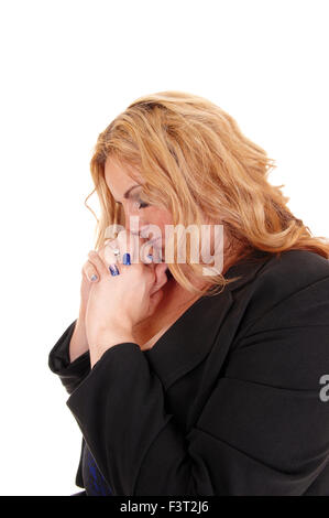 Eine blonde junge plus Size Frauen im Profil mit ihren Händen gefaltet, beten, für weißen Hintergrund isoliert. Stockfoto