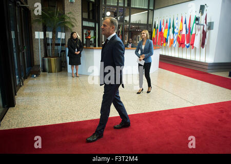 Brüssel, Bxl, Belgien. 12. Oktober 2015. Der Präsident des Europäischen Rates wartet, Donald Tusk, Premierminister der Republik Moldau Valeriu Strele? in Brüssel, Belgien auf 12.10.2015 von Wiktor Dabkowski Credit: Wiktor Dabkowski/ZUMA Draht/Alamy Live-Nachrichten Stockfoto