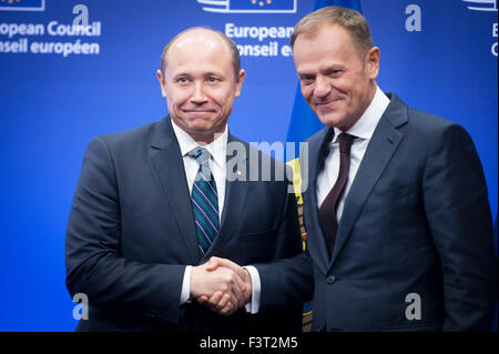 Brüssel, Bxl, Belgien. 12. Oktober 2015. Donald Tusk, begrüßt der Präsident der European Council (R) Premierminister der Republik Moldau Valeriu Strele? in Brüssel, Belgien auf 12.10.2015 von Wiktor Dabkowski Credit: Wiktor Dabkowski/ZUMA Draht/Alamy Live-Nachrichten Stockfoto