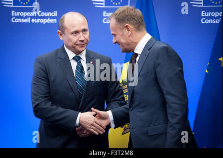 Brüssel, Bxl, Belgien. 12. Oktober 2015. Donald Tusk, begrüßt der Präsident der European Council (R) Premierminister der Republik Moldau Valeriu Strele? in Brüssel, Belgien auf 12.10.2015 von Wiktor Dabkowski Credit: Wiktor Dabkowski/ZUMA Draht/Alamy Live-Nachrichten Stockfoto