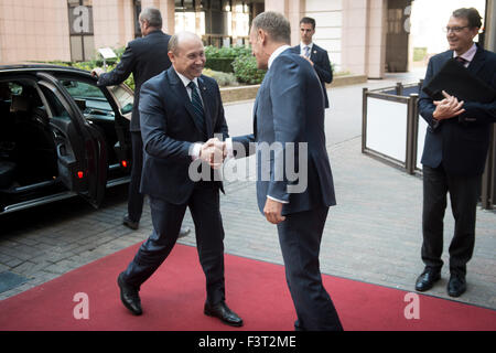 Brüssel, Bxl, Belgien. 12. Oktober 2015. Donald Tusk, begrüßt der Präsident der European Council (R) Premierminister der Republik Moldau Valeriu Strele? in Brüssel, Belgien auf 12.10.2015 von Wiktor Dabkowski Credit: Wiktor Dabkowski/ZUMA Draht/Alamy Live-Nachrichten Stockfoto