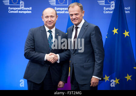 Brüssel, Bxl, Belgien. 12. Oktober 2015. Donald Tusk, begrüßt der Präsident der European Council (R) Premierminister der Republik Moldau Valeriu Strele? in Brüssel, Belgien auf 12.10.2015 von Wiktor Dabkowski Credit: Wiktor Dabkowski/ZUMA Draht/Alamy Live-Nachrichten Stockfoto