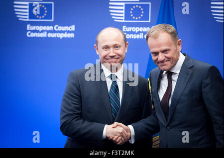 Brüssel, Bxl, Belgien. 12. Oktober 2015. Donald Tusk, begrüßt der Präsident der European Council (R) Premierminister der Republik Moldau Valeriu Strele? in Brüssel, Belgien auf 12.10.2015 von Wiktor Dabkowski Credit: Wiktor Dabkowski/ZUMA Draht/Alamy Live-Nachrichten Stockfoto