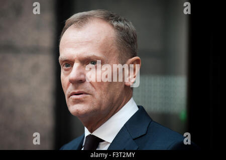 Brüssel, Bxl, Belgien. 12. Oktober 2015. Der Präsident des Europäischen Rates wartet, Donald Tusk, Premierminister der Republik Moldau Valeriu Strele? in Brüssel, Belgien auf 12.10.2015 von Wiktor Dabkowski Credit: Wiktor Dabkowski/ZUMA Draht/Alamy Live-Nachrichten Stockfoto