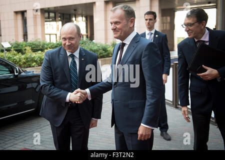 Brüssel, Bxl, Belgien. 12. Oktober 2015. Donald Tusk, begrüßt der Präsident der European Council (R) Premierminister der Republik Moldau Valeriu Strele? in Brüssel, Belgien auf 12.10.2015 von Wiktor Dabkowski Credit: Wiktor Dabkowski/ZUMA Draht/Alamy Live-Nachrichten Stockfoto