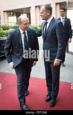 Brüssel, Bxl, Belgien. 12. Oktober 2015. Donald Tusk, begrüßt der Präsident der European Council (R) Premierminister der Republik Moldau Valeriu Strele? in Brüssel, Belgien auf 12.10.2015 von Wiktor Dabkowski Credit: Wiktor Dabkowski/ZUMA Draht/Alamy Live-Nachrichten Stockfoto