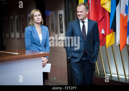 Brüssel, Bxl, Belgien. 12. Oktober 2015. Der Präsident des Europäischen Rates wartet, Donald Tusk, Premierminister der Republik Moldau Valeriu Strele? in Brüssel, Belgien auf 12.10.2015 von Wiktor Dabkowski Credit: Wiktor Dabkowski/ZUMA Draht/Alamy Live-Nachrichten Stockfoto