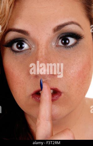 Eine hübsche Frau Gesicht in eine Nahaufnahme Bild mit einem Finger vor den Mund, ruhig, für weißen Hintergrund isoliert. Stockfoto