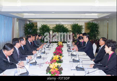 Singapur. 12. Oktober 2015. Chinesischer Vize-Premier Zhang Gaoli (3. R) trifft sich mit singapurischer Vizepremierminister Teo Chee Hean in Singapur, 12. Oktober 2015. Bildnachweis: Wang Ye/Xinhua/Alamy Live-Nachrichten Stockfoto