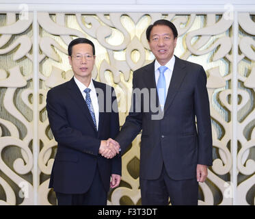 Singapur. 12. Oktober 2015. Chinesische Vize Premier Zhang Gaoli (L) trifft sich mit singapurischer Vizepremierminister Teo Chee Hean in Singapur, 12. Oktober 2015. Bildnachweis: Gao Jie/Xinhua/Alamy Live-Nachrichten Stockfoto