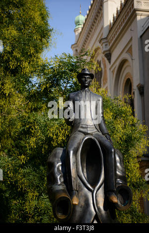 Die Franz-Kafka-Statue mit spanische Synagoge im Hintergrund, Judenviertel, Prag, Tschechische Republik Stockfoto