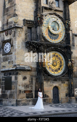 Braut vor der astronomischen Uhr am Altstädter Rathaus, Altstädter Ring, Prag, Tschechische Republik Stockfoto