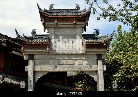 Jie Zi Ancient Town, China: Eines mehrere große zeremonielle Tore mit fliegenden Eave Dächer und Drachenfiguren Stockfoto