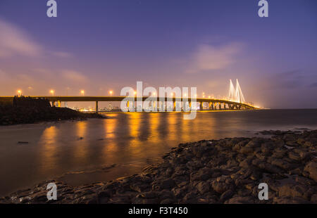 Der Bandra und Worli Sea Link, Meer Brücke, mit der westlichen Vororte von Mumbai mit Worli im Süden von Mumbai. Stockfoto