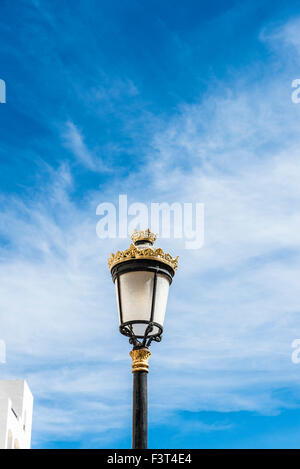 Schwarze Laterne mit goldenen Ornamenten in Puerto Banus, Marbella, Spanien Stockfoto