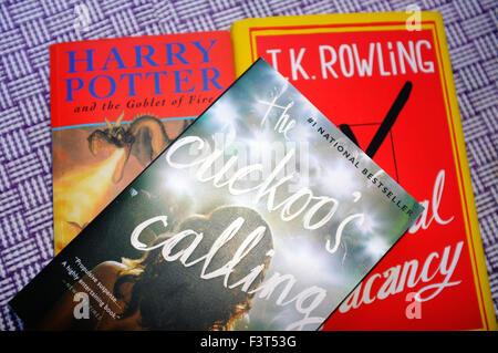 J.k. Rowling Bücher Harry Potter, The Casual Vacancy und The Cuckoo Berufung vor einem lila Hintergrund fotografiert. Stockfoto