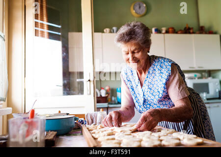 Ältere Frau Backen Stockfoto