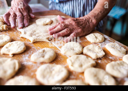 Ältere Frau Backen Stockfoto