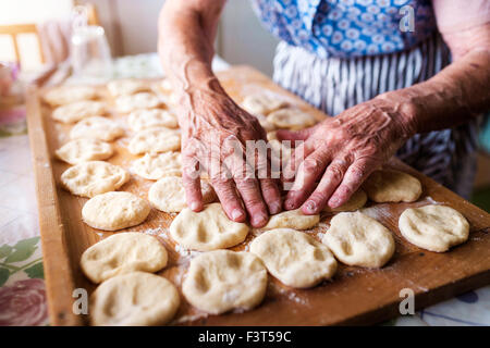 Ältere Frau Backen Stockfoto