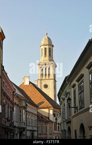 eine Straße von Sopron mit lutherische Kirche, Ungarn Stockfoto