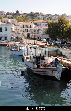 Einem kleinen lokalen Fischerboot gefesselt und seinen Fang in den Hafen von Pylos in den griechischen Peolopnnese sortieren. Stockfoto