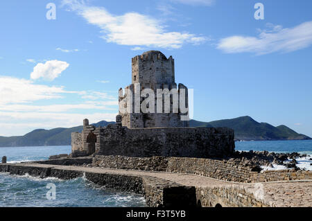 Das Meer Turm Schloss Methoni auf der griechischen Halbinsel Peloponnes. Es wurde ursprünglich gebaut, um einen Hafen zu verteidigen. Stockfoto