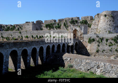 Der Eingang zur Burg von Methoni auf dem Peloponnes, Griechenland. Die Bögen über den Burggraben wurden von den Franzosen zwischen 1828-30 gebaut. Stockfoto