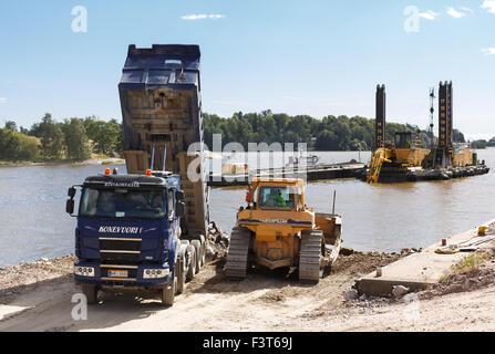 Landmassen werden durch schwere Maschinen in der Waterfront Bauvorhaben von einem neuen Kalasatama Wohnquartier verschoben. Stockfoto
