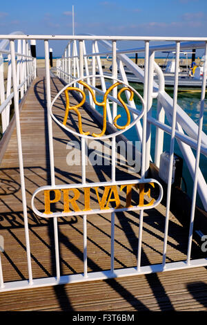 The Royal Yacht Squadron Marina ist einer der renommiertesten Yacht Clubs in der Welt. Das Clubhaus ist Cowes Castle auf der Isle Of Wight im Vereinigten Königreich. Mitglied Yachten sind das Suffix RYS, ihren Namen gegeben und die White Ensign der Royal Navy [1] anstatt der Händler Red Ensign geflogen von der Mehrheit der anderen UK registriert Schiffe fliegen durfte. Schirmherr des Vereins ist Königin Elizabeth II und der Club Admiral ist Prinz Philip, der auch ein Ex-Klub Stockfoto