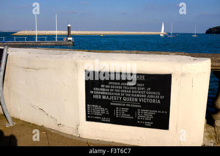 Gedenktafel an der Eröffnung des Victoria Parade an Cowes Parade Strandpromenade feiert Königin Victorias diamantenes Jubiläum 22. Juni 1897 mit neuen Wellenbrecher im Hintergrund Isle der Gedenktafel an der Eröffnung des Victoria Parade an Cowes Parade Strandpromenade feiert Königin Victorias diamantenes Jubiläum 22. Juni 1897 mit neuen Wellenbrecher im Hintergrund Isle Of Wight, England UK Stockfoto