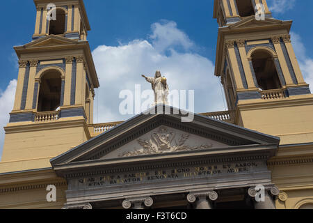 Moses und Aaron Church in der Waterlooplein Nachbarschaft von Amsterdam. Stockfoto