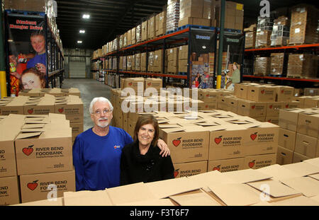 Davenport, Iowa, USA. 12. Dezember 2014. Tom und Caren Laughlin stehen neben den 22 Paletten Lebensmittel bereit, sein Delievered, Freitag, 12. Dezember 2014, im Lager von River Bend Tafel in Davenport. Sie haben ihren Ruhestand nach 40 Jahren angekündigt. © John Schultz/Quad-Stadt-Zeiten / ZUMA Draht/Alamy Live News Stockfoto