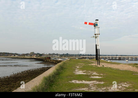 Railway signal entlang der stillgelegten Hayling Billy nun einen Fußweg. Das Signal wurde am 17. Oktober 2015 offiziell vorgestellt Stockfoto