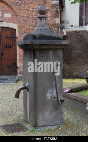 Öffentlichen Leitungswasser im Begijnhof, Amsterdam, Niederlande Stockfoto