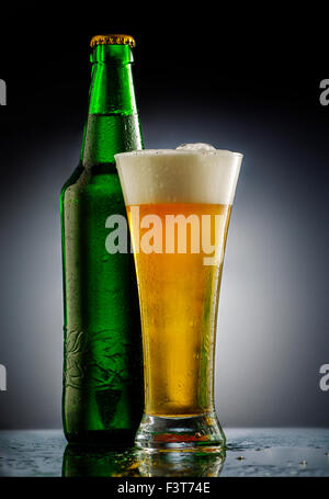 Bier Glas in Fornt des schwarzen Hintergrund Stockfoto
